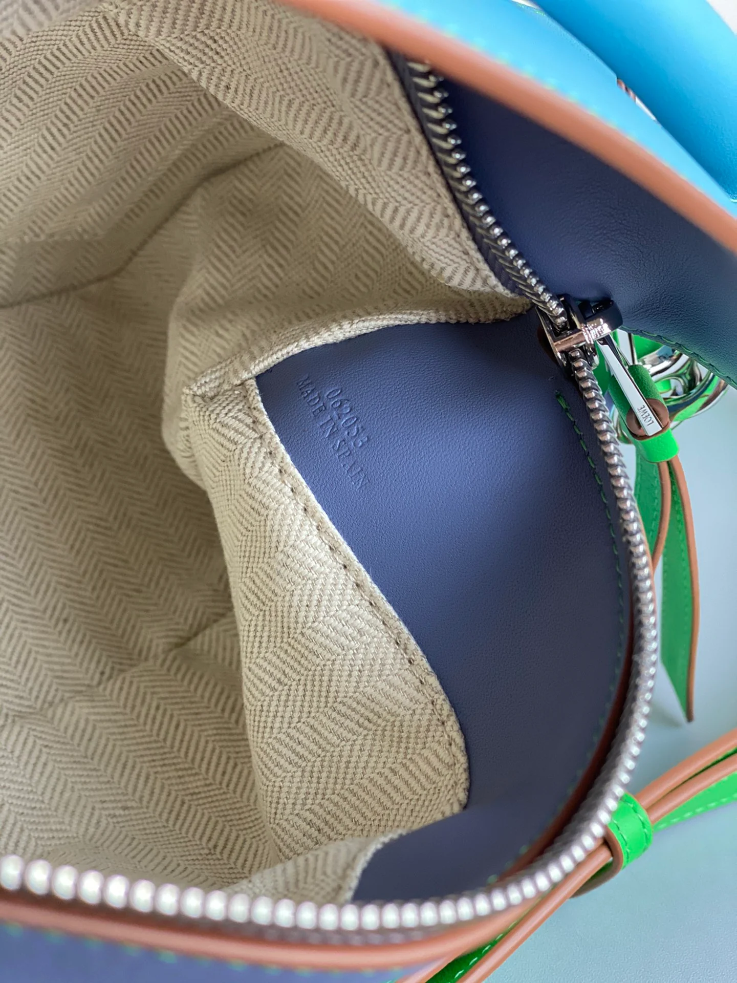 Сумка Loewe Puzzle из телячьей кожи - 1