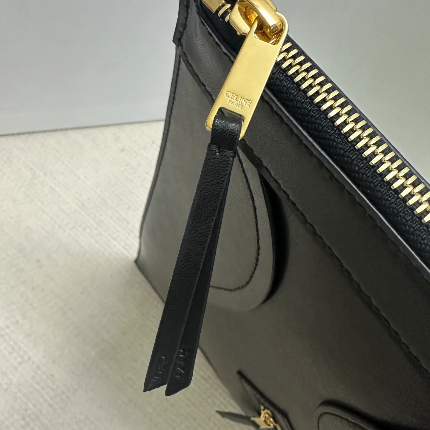 Новинка сезона весна/лето 2026 от Celine - Сумка с изображением смайлика - Черная