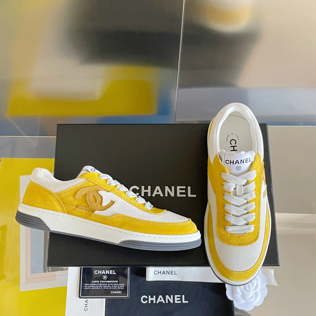 Новые поступления коллекции Chanel весна/лето 2023 - Замшевые кроссовки - Повседневная обувь - Спортивная обувь - Желтые