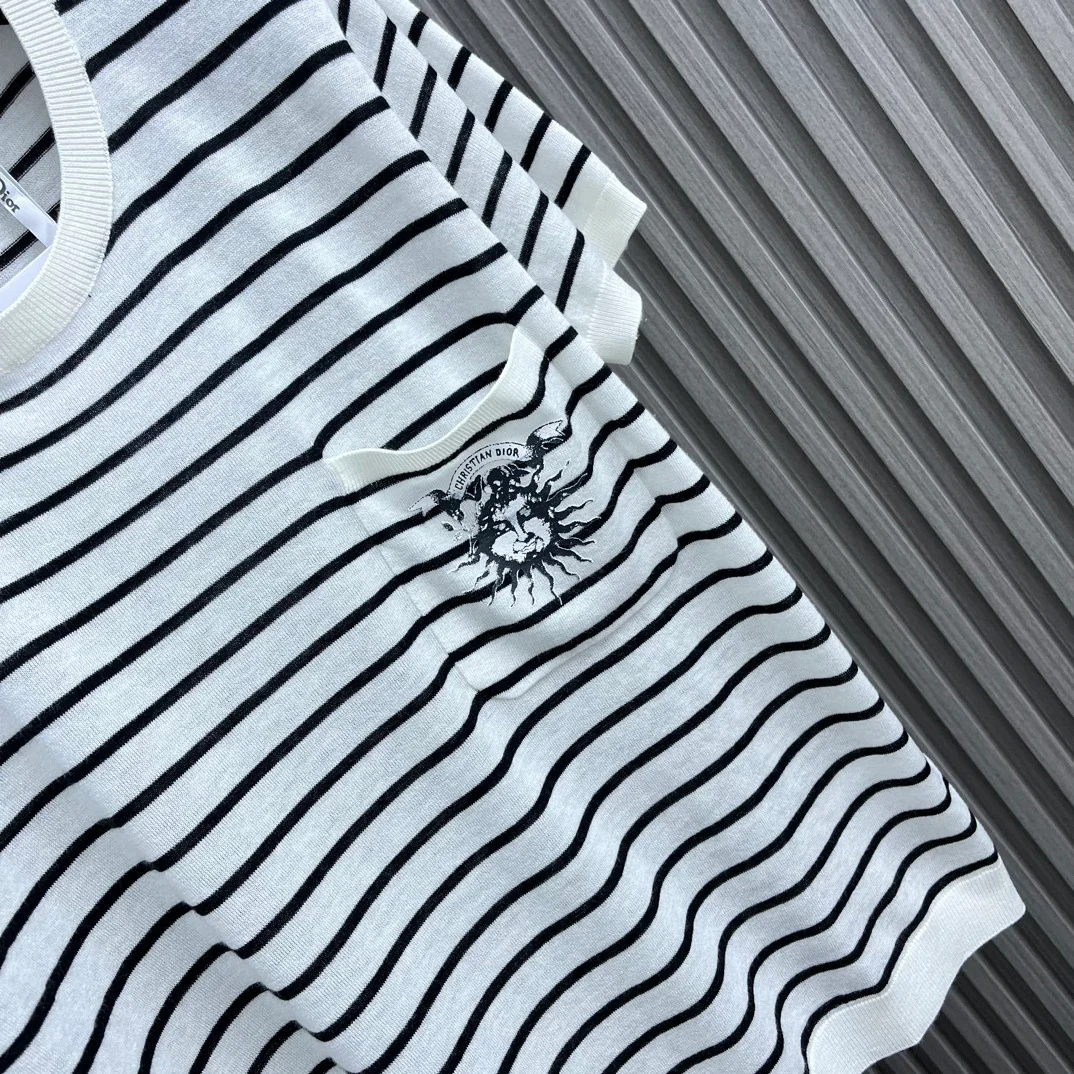 Dior - 2403-24 Новинка: Трикотажная футболка с коротким рукавом и карманом в полоску