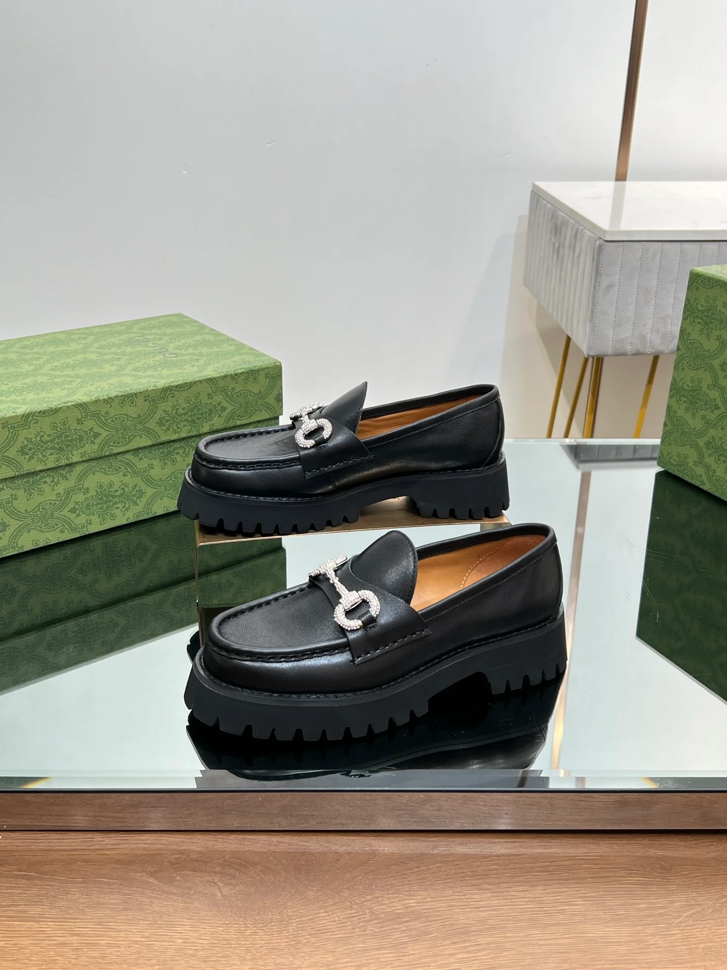 Лоферы Gucci 2024 на платформе с кристаллами и стразами, черные - 1 шт.