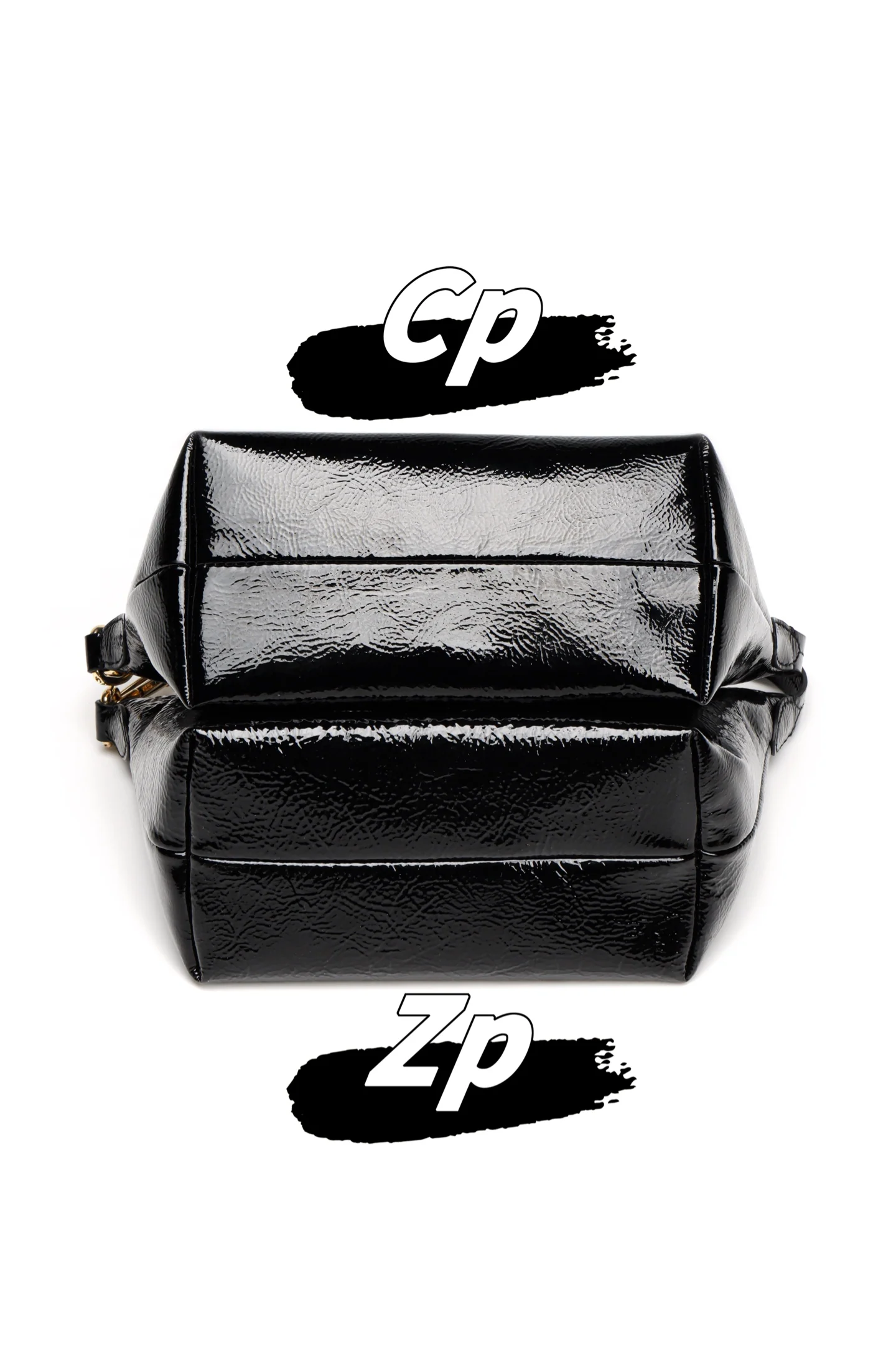 Сравнение косметичек/сумок для ланча из лакированной кожи Miu Miu