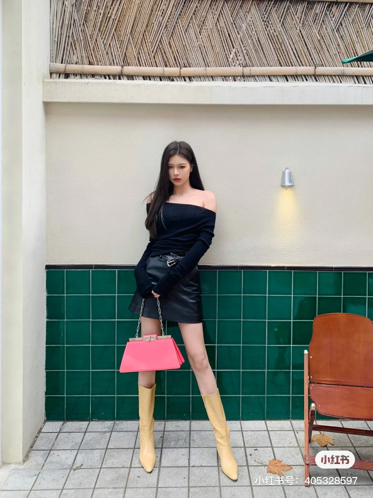 Образ с подиума Fendi 2023 — вырез ?пикабу? — средний размер — персиково-розовый — фотографии на теле.