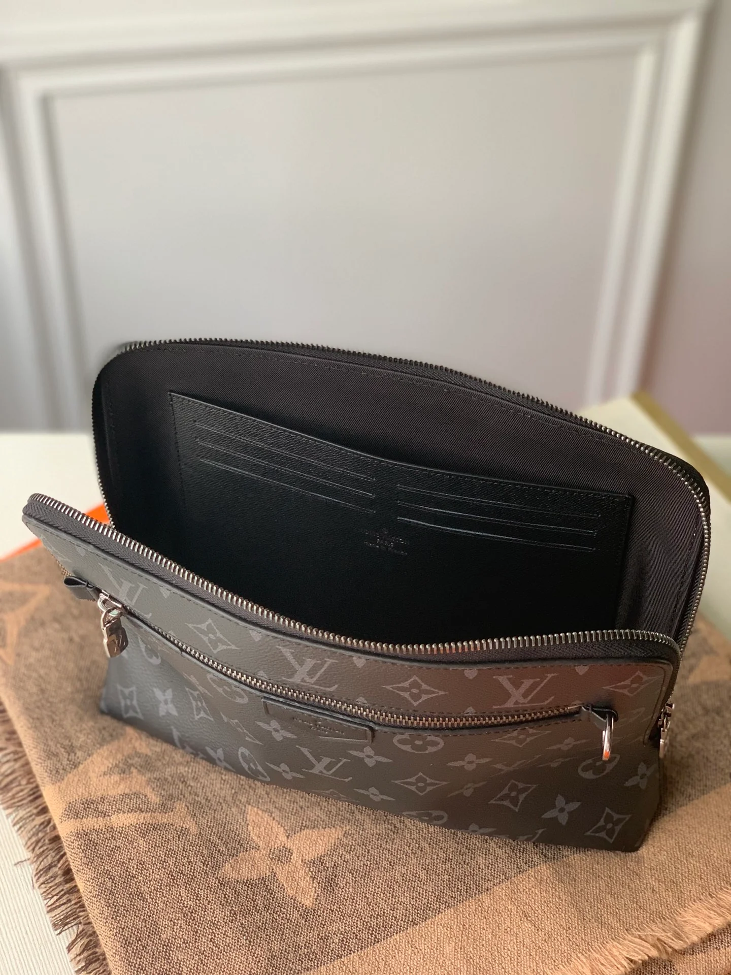 lv-m60417-new-pouch clutch bag-2