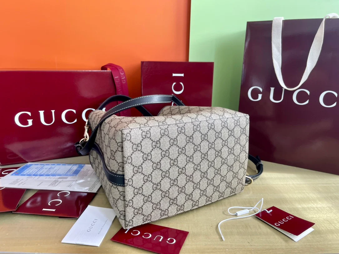 Маленькая сумка через плечо Gucci 2025 с отделкой из черной кожи - коричневая