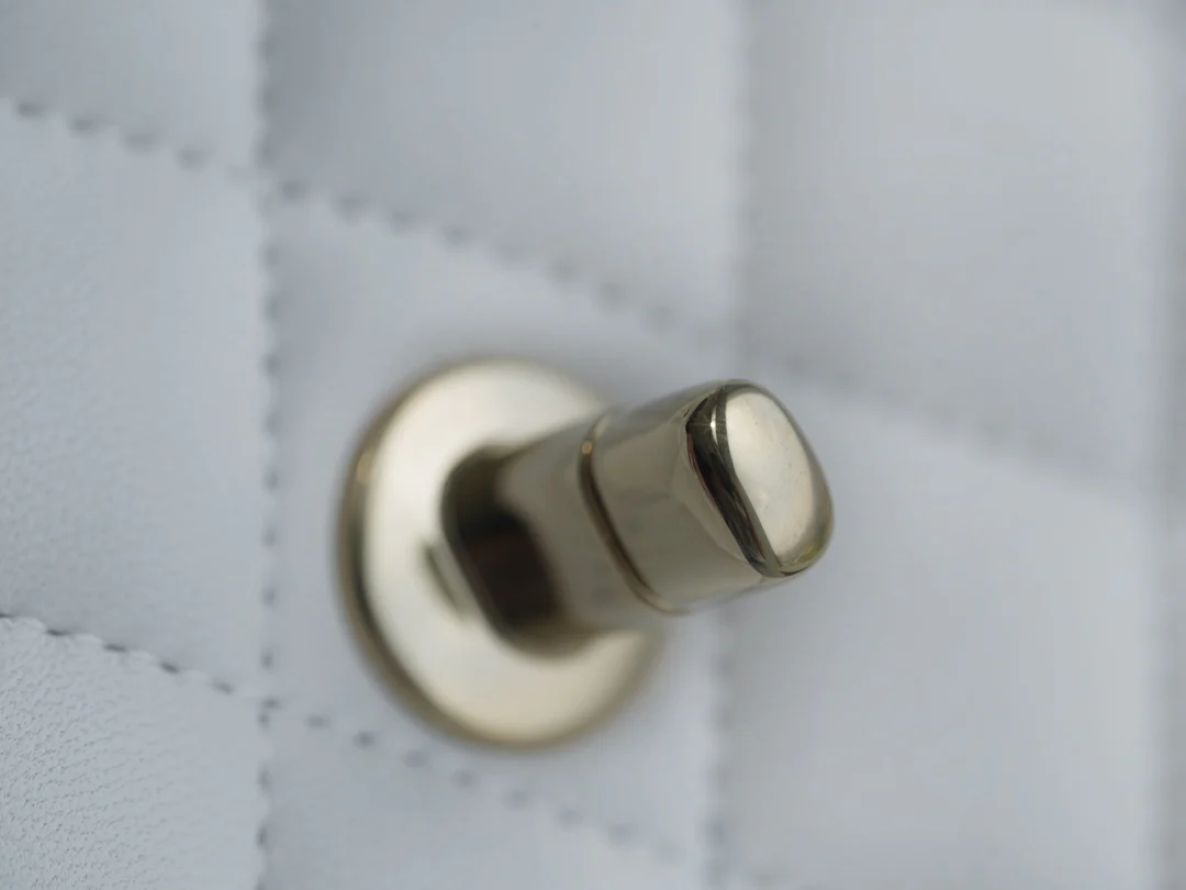 Сумка Chanel CF Medium - 25 см - из белой овечьей кожи с пряжкой из светлого золота - CF25