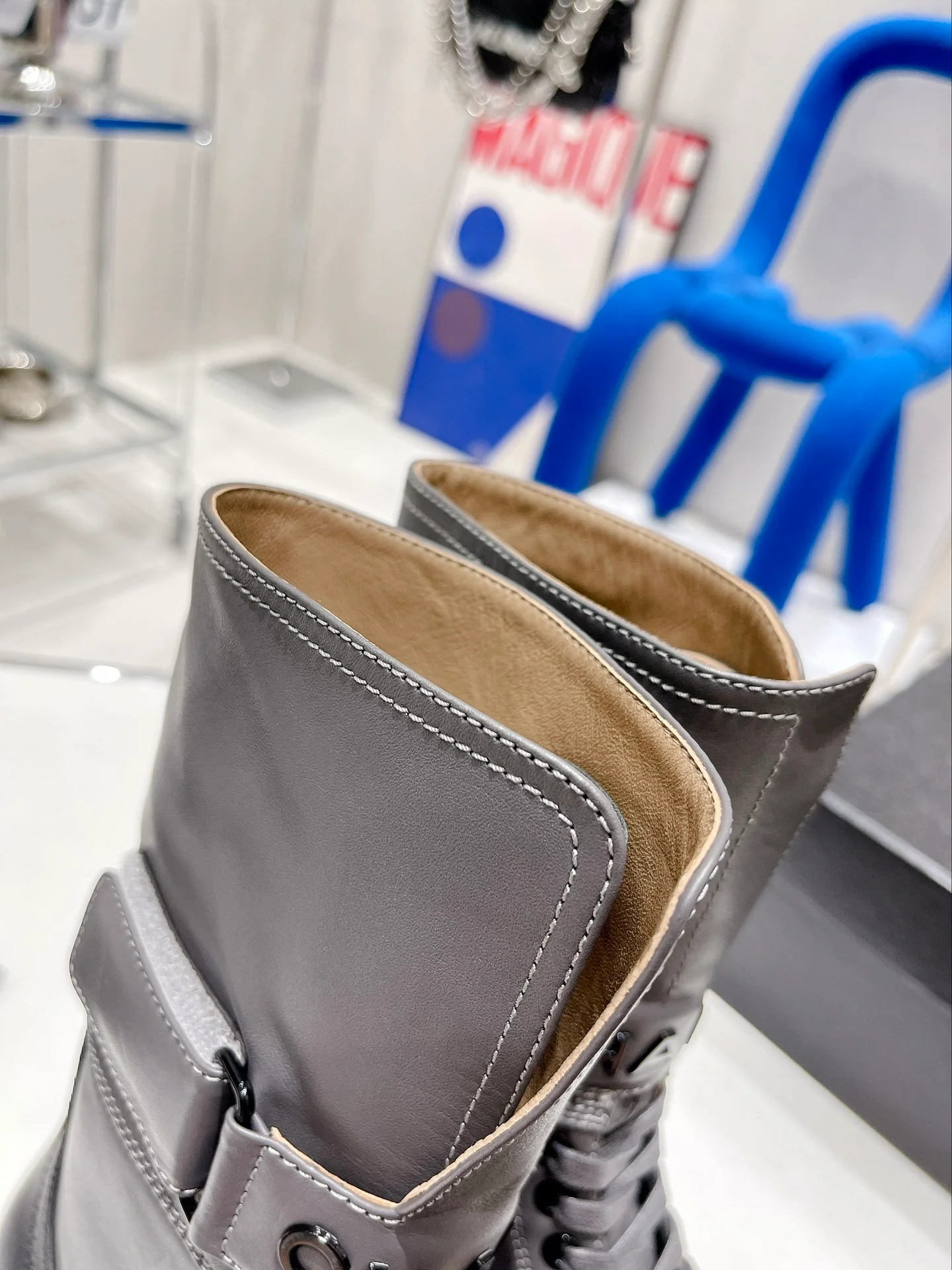 Новинка сезона осень/зима 2022 от Chanel — Ботинки Dr. Martens на шнуровке — Серые