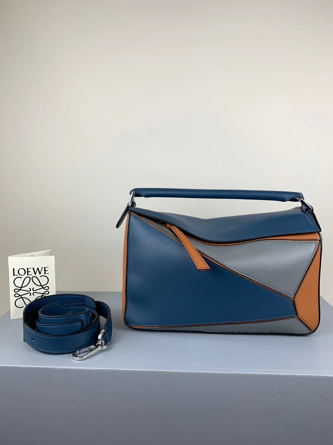 Сумка Loewe Puzzle из телячьей кожи, средний размер.