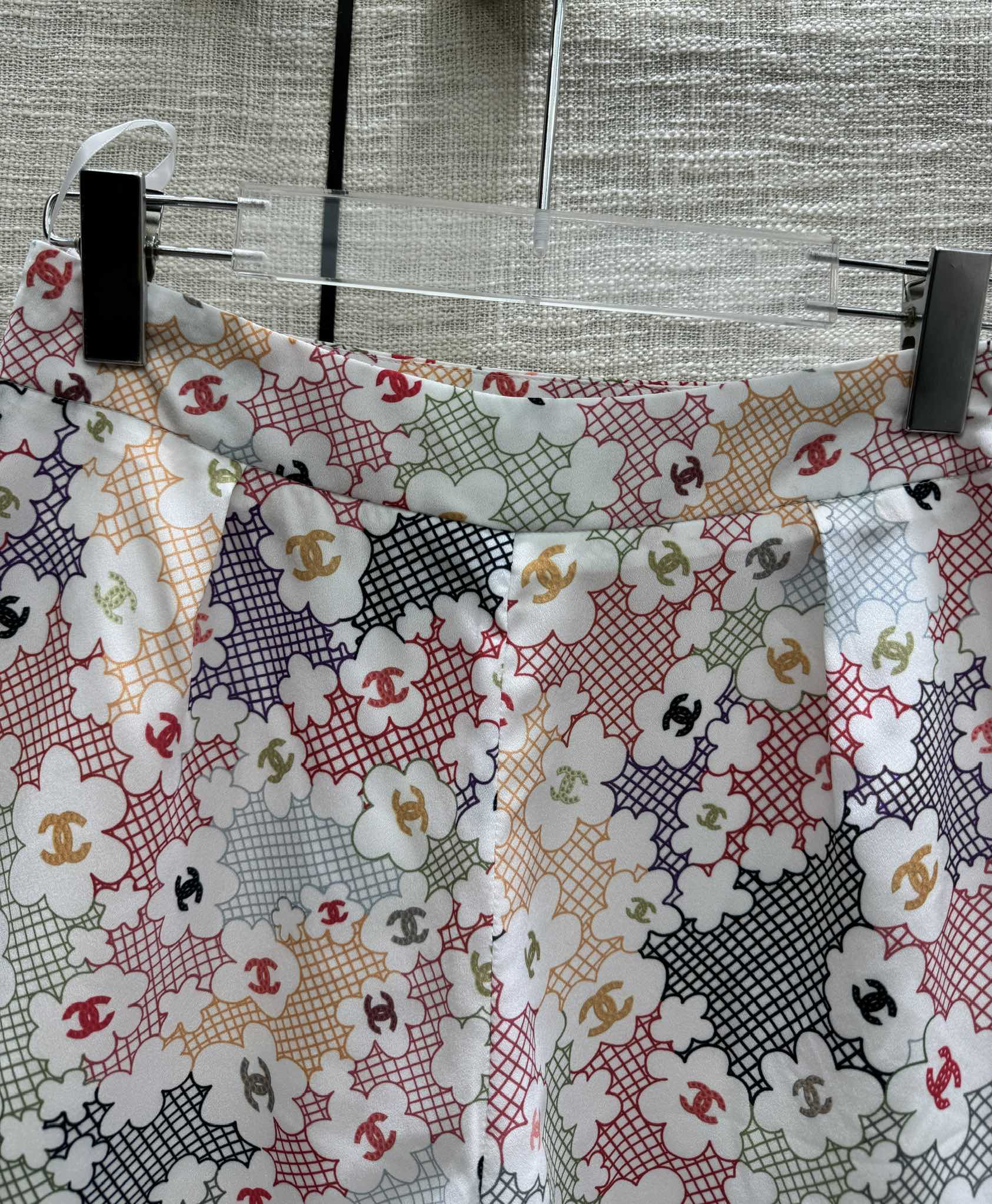 Chanel 2403 - Красочные шорты с двойной буквой С и камелией