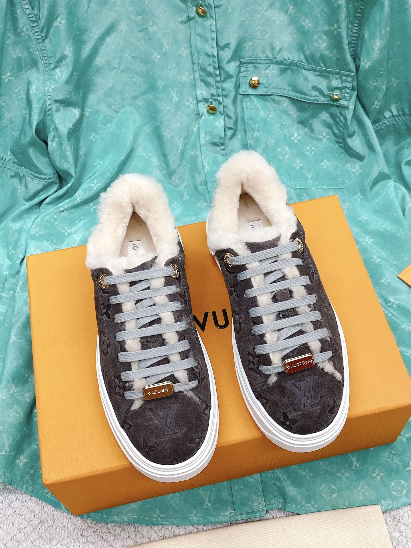 Новинка осенне-зимней коллекции LV 2022 — повседневные туфли на тиснёной платформе — коричневые.