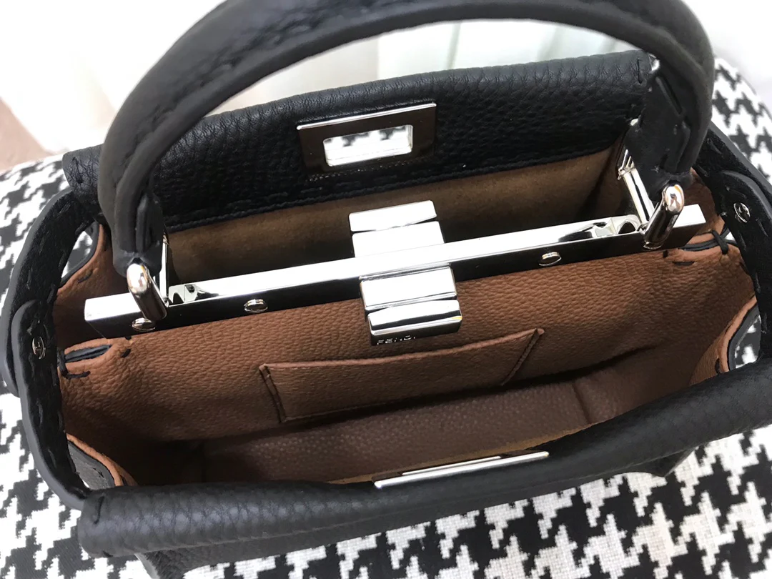 Мини-сумочка Fendi Peekaboo из черной кожи
