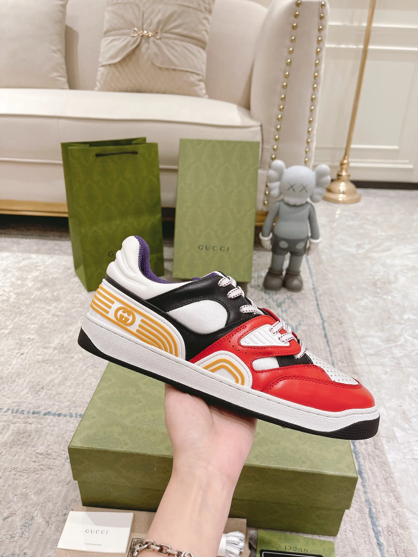 Коллекция Gucci с показа на Неделе моды в Милане 2022 года - серия баскетбольных кроссовок.