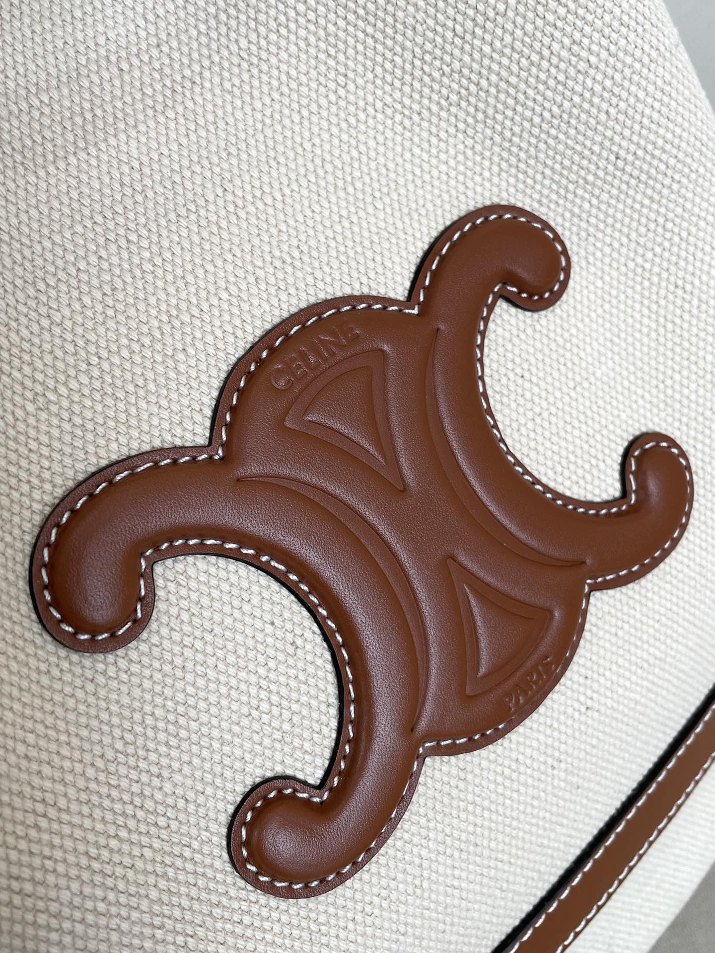 Сумка-ведро Celine Seau Marin на завязках из желто-коричневой ткани.