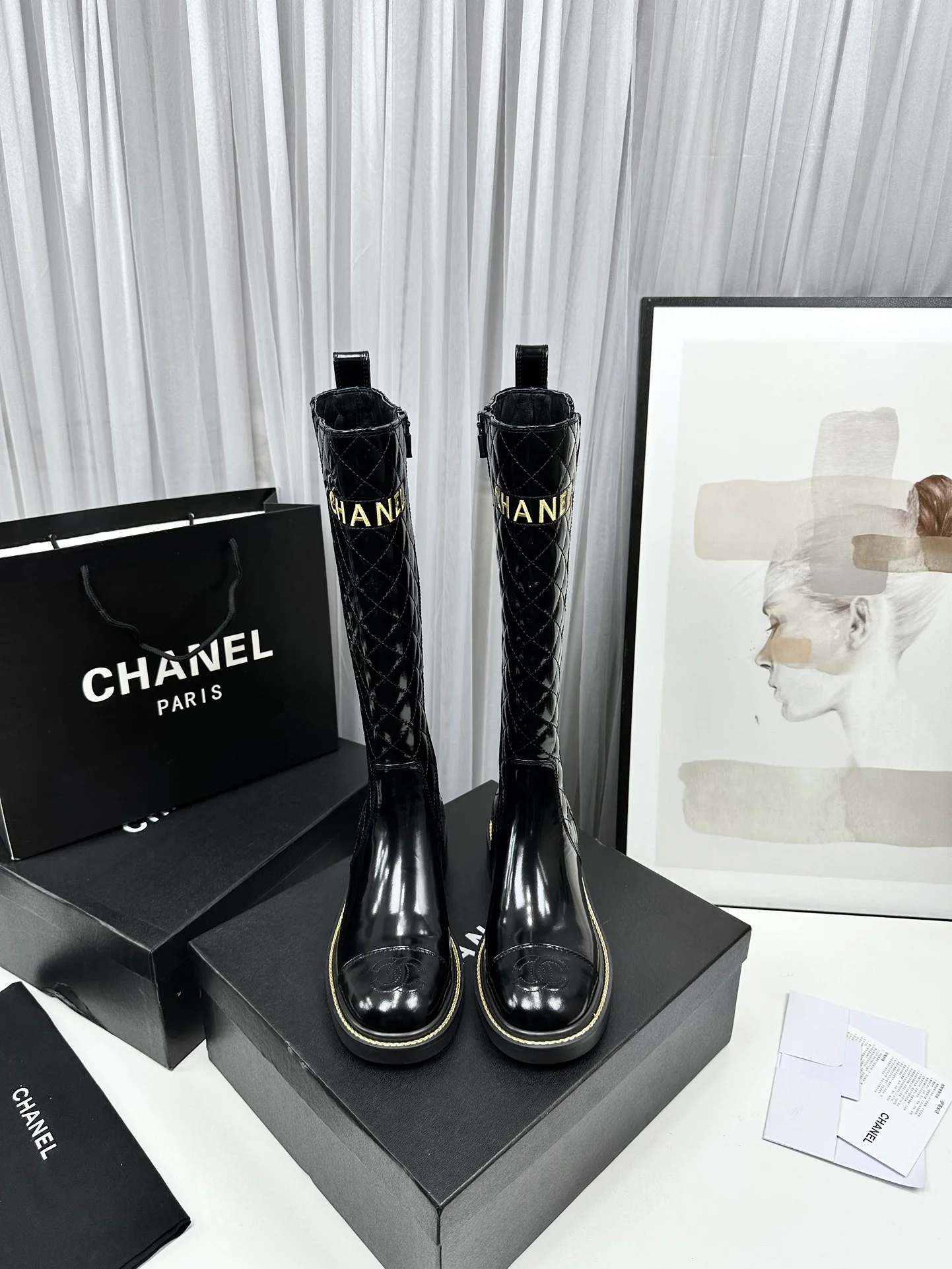 Новинка сезона осень/зима 2023 от Chanel - Стеганые ботинки - Глянцевый черный