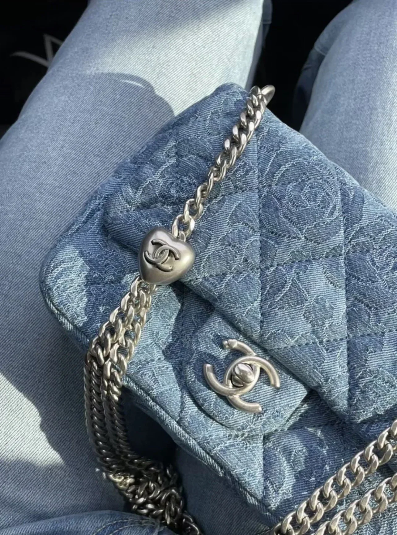 Коллекция Chanel Весна/Лето 2023 - Пряжка в виде сердца с камелией из денима - Квадратная - Светло-голубая серебристая пряжка - 19 см