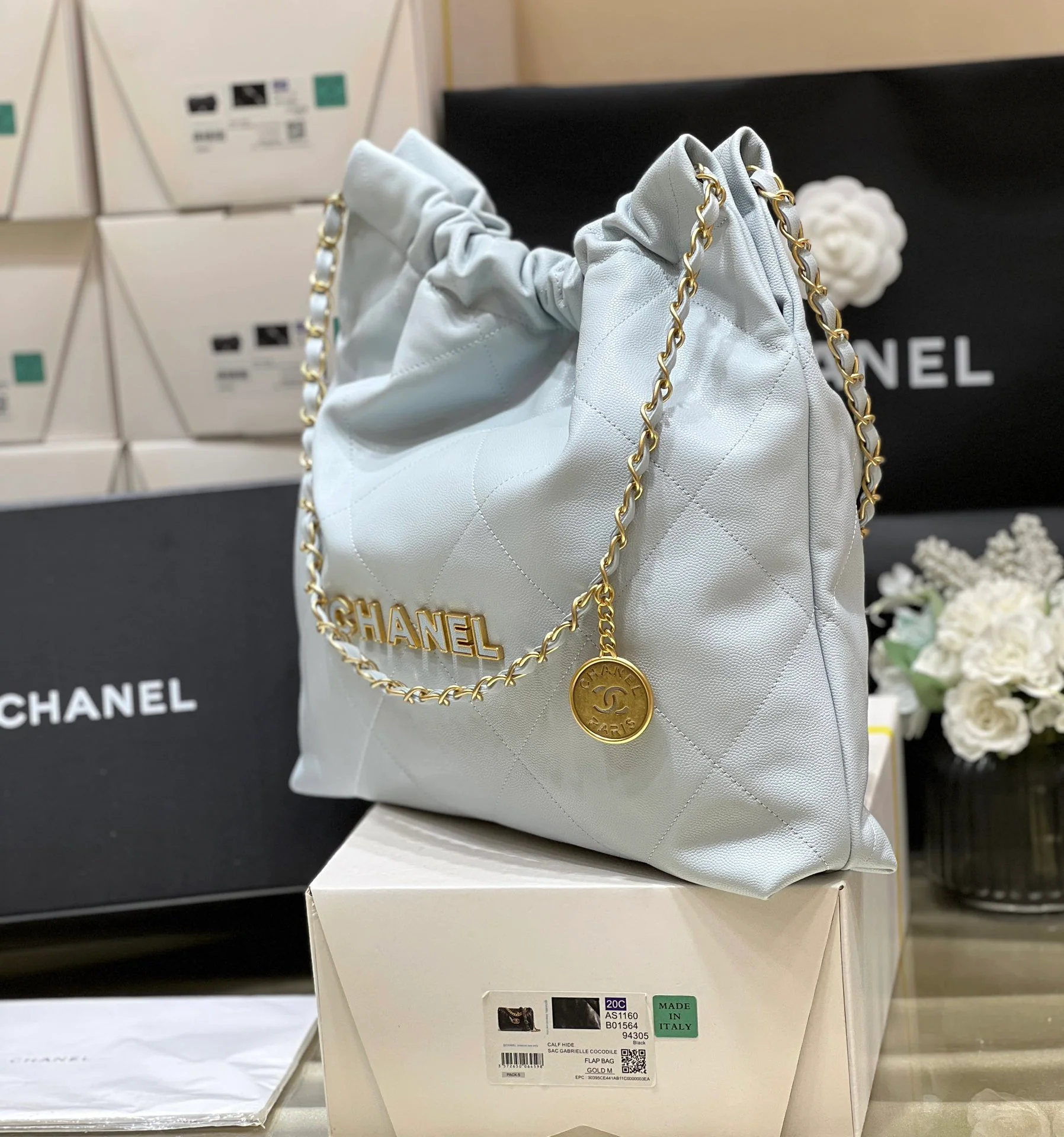 Chanel - Белая кожаная сумка длиной 22 дюйма с текстурой в виде шариков (в стиле мусорного мешка).