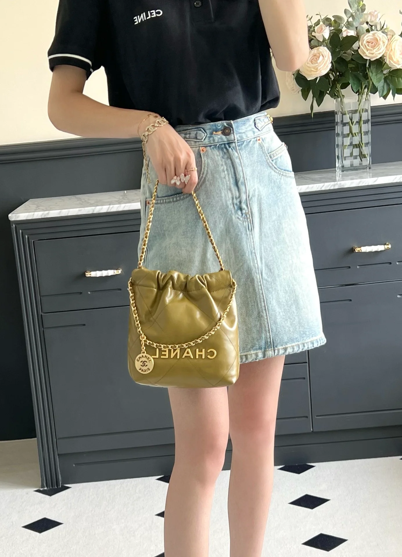 Новинка сезона весна/лето 2023 от Chanel - сумка 22 - мини - цвет авокадо - фото в действии.