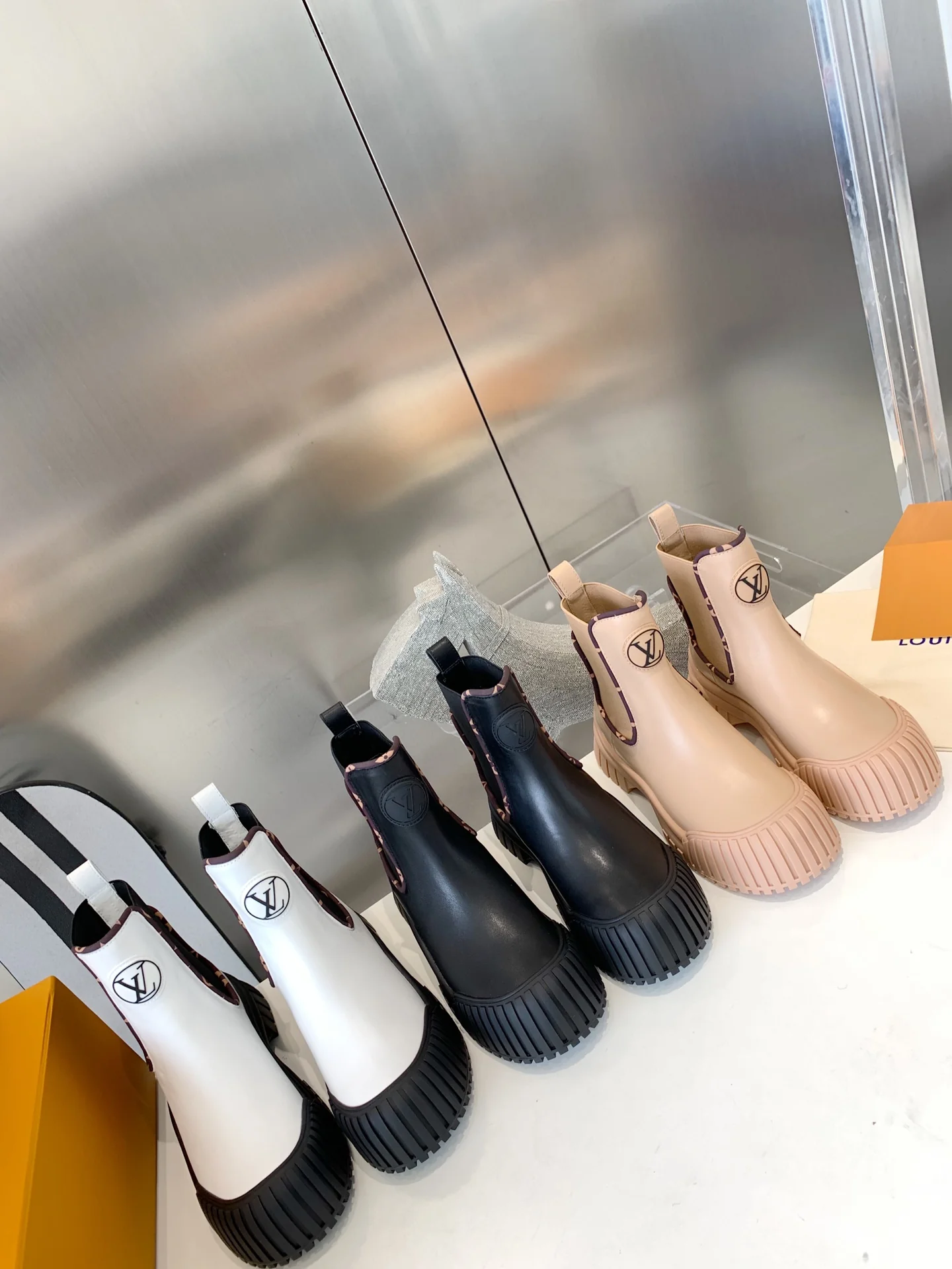 LV - Новинка сезона осень/зима 2022 - Ботильоны Ruby - Белые