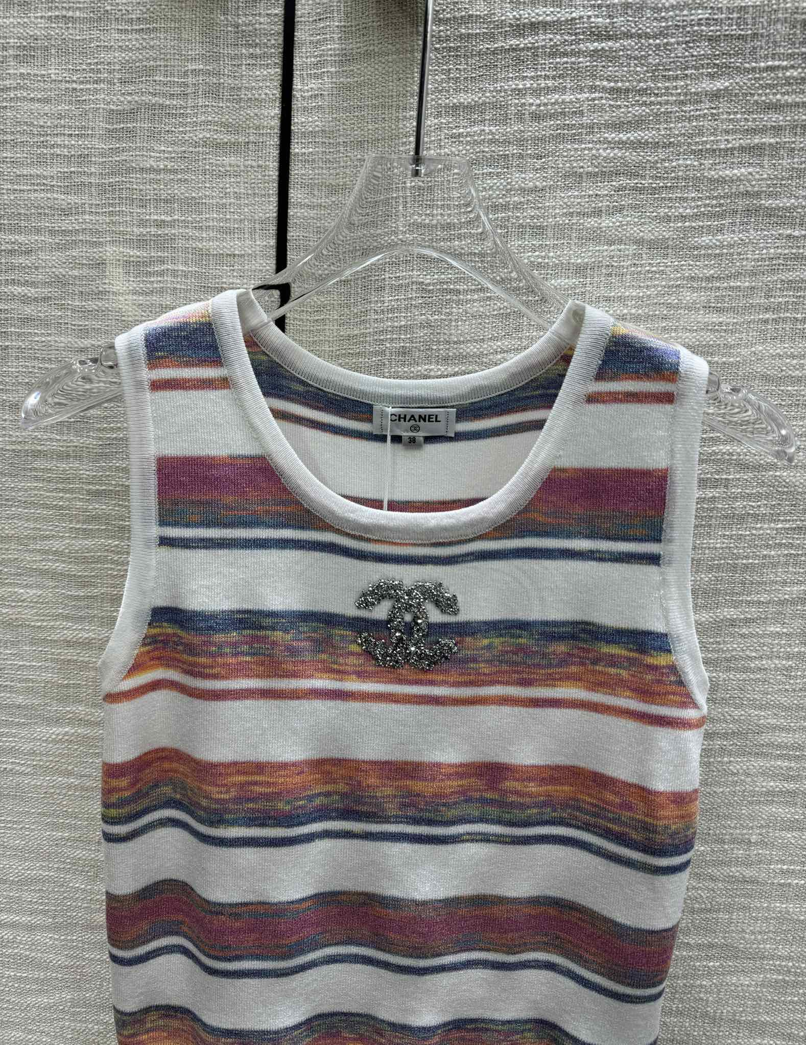 Вязаный жилет Chanel 2403 в полоску с цветовыми блоками