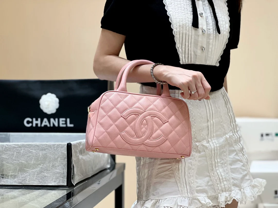 Винтажная сумка-боулинг Chanel из икры, розовая.