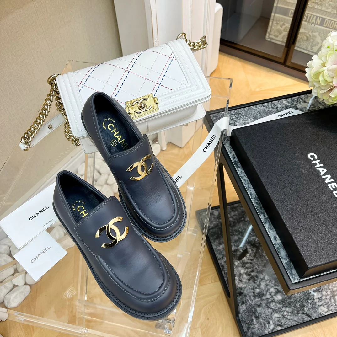 Новинка 2023 года от Chanel - Кожаные лоферы с большим логотипом - Черные