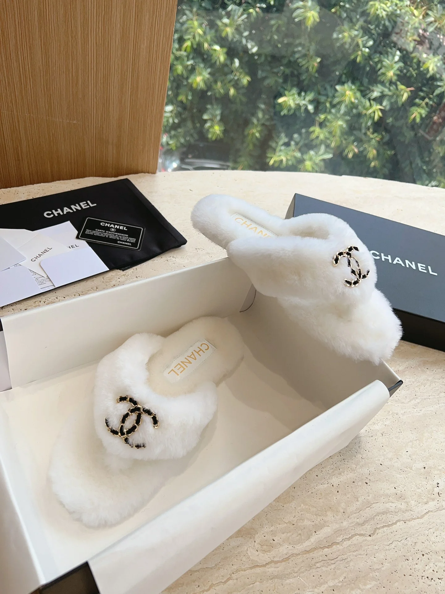 Новинка 2023 года от Chanel - Меховые шлепанцы - Белые