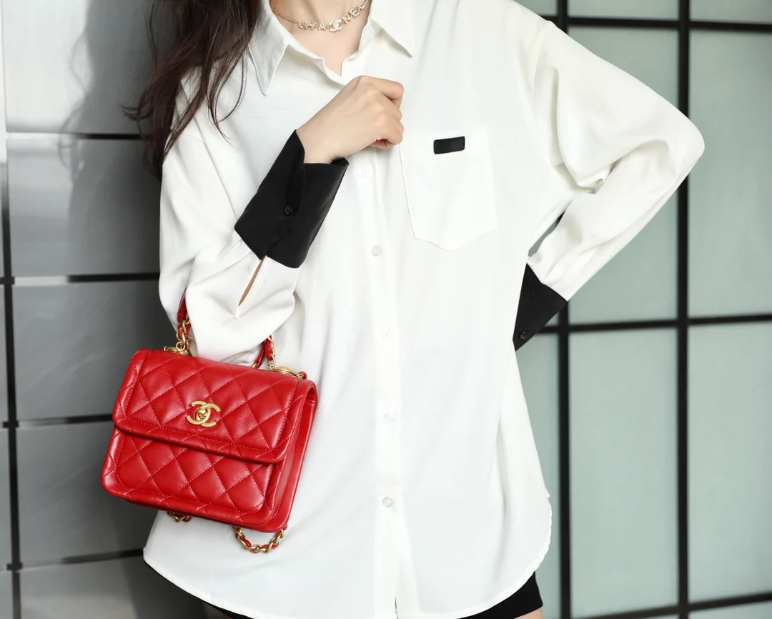 Маленькая сумка Chanel Tofu Bag - красная с золотой фурнитурой.