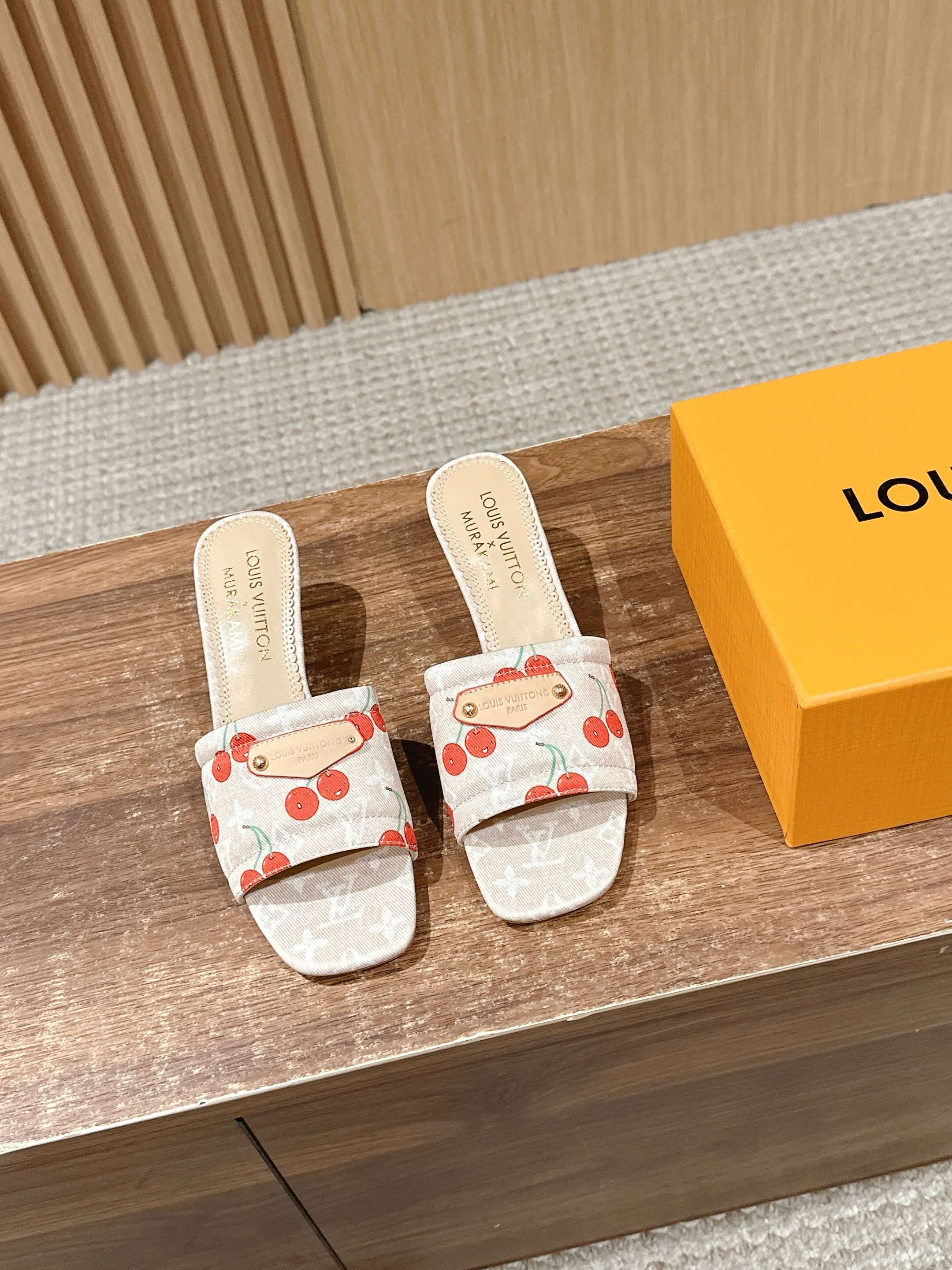 LV - Коллекция Такаши Мураками в стиле ретро - Сандалии на низком каблуке - Абрикосовый цвет