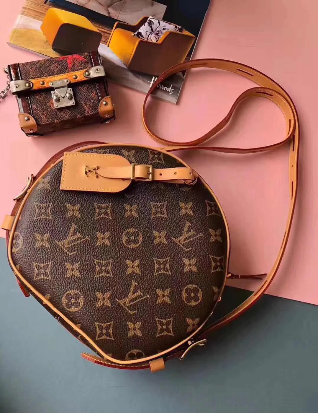 Круглая сумка LV