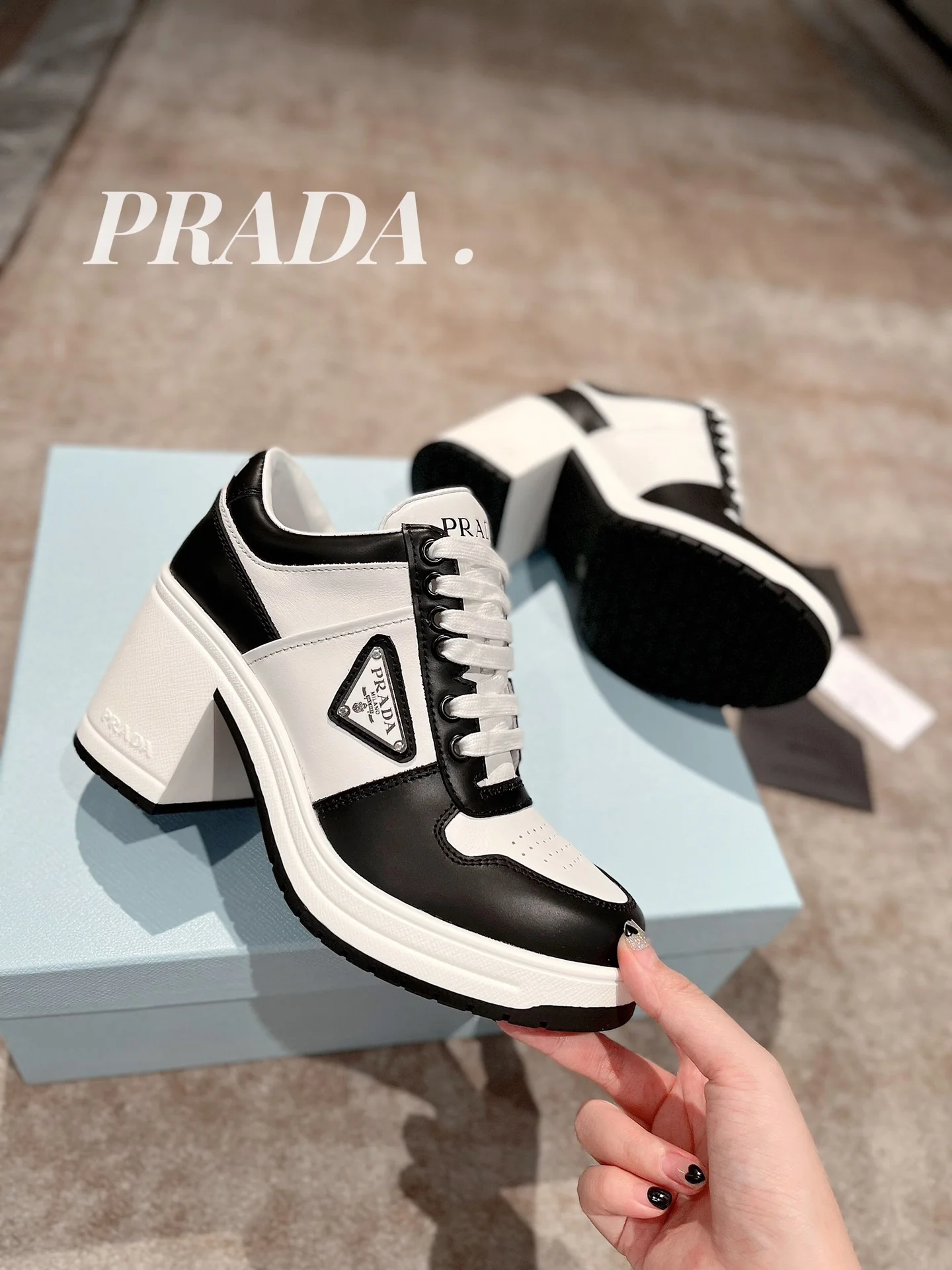 Новинка весны 2022 года от Prada - Спортивные туфли на массивном каблуке - Черные