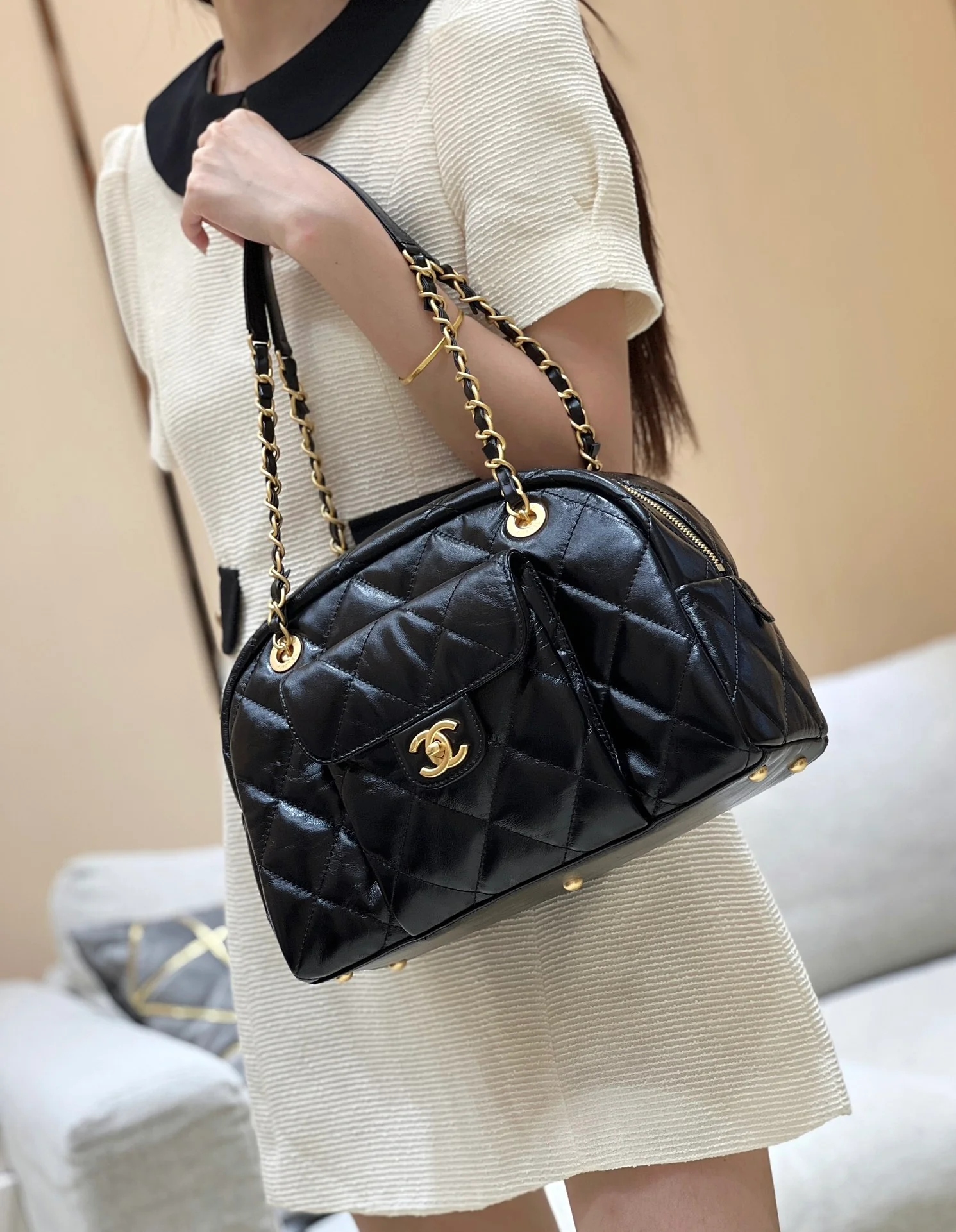 Маленькая сумка-боулинг Chanel 24a - черная