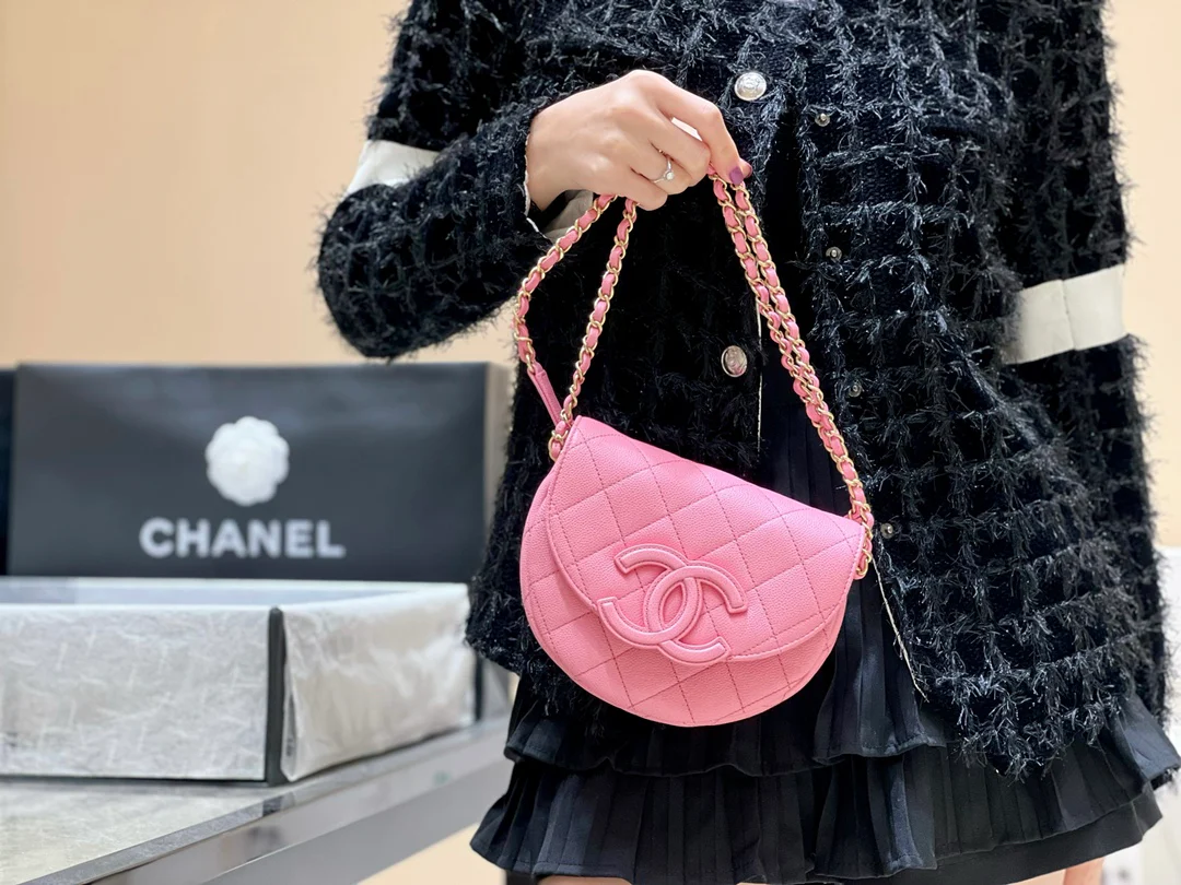 Новинка сезона весна/лето 2023 от Chanel - сумка Lychee Bull Saddle Bag - розовая - на фото.