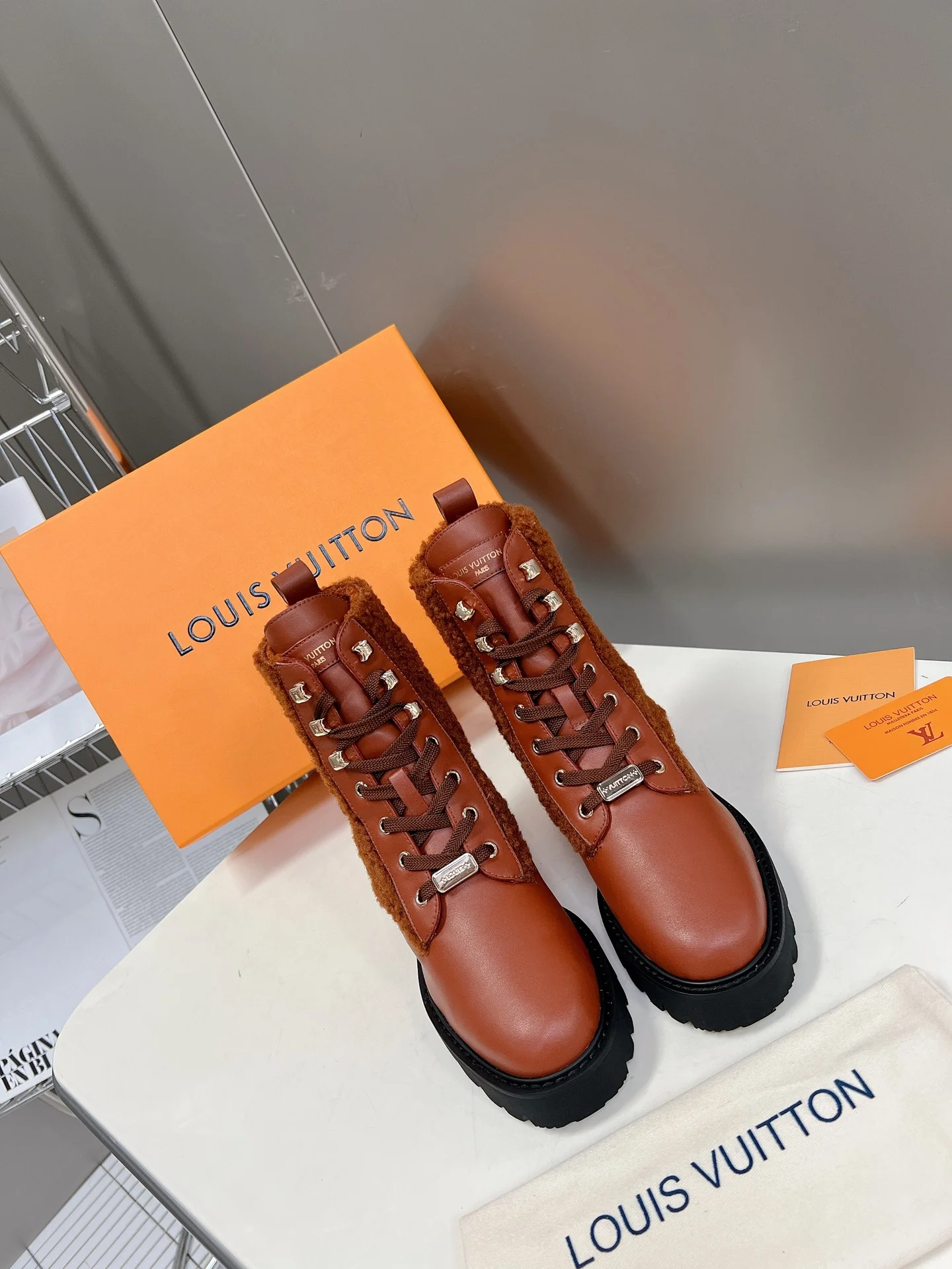 LV - Ботильоны из лакированной кожи с боковой вышивкой логотипа - Коричневые