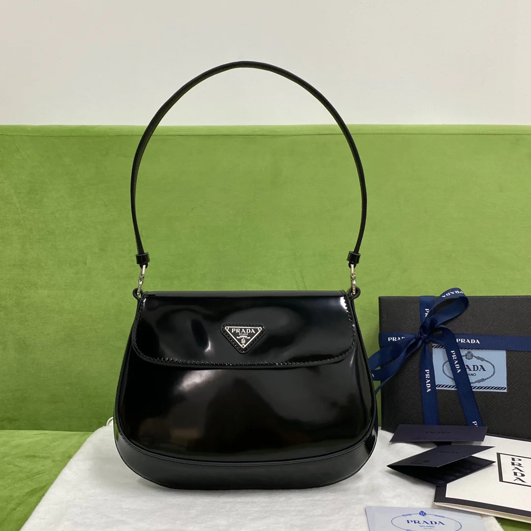 Prada - Глянцевая кожаная сумка Cleo через плечо, черная
