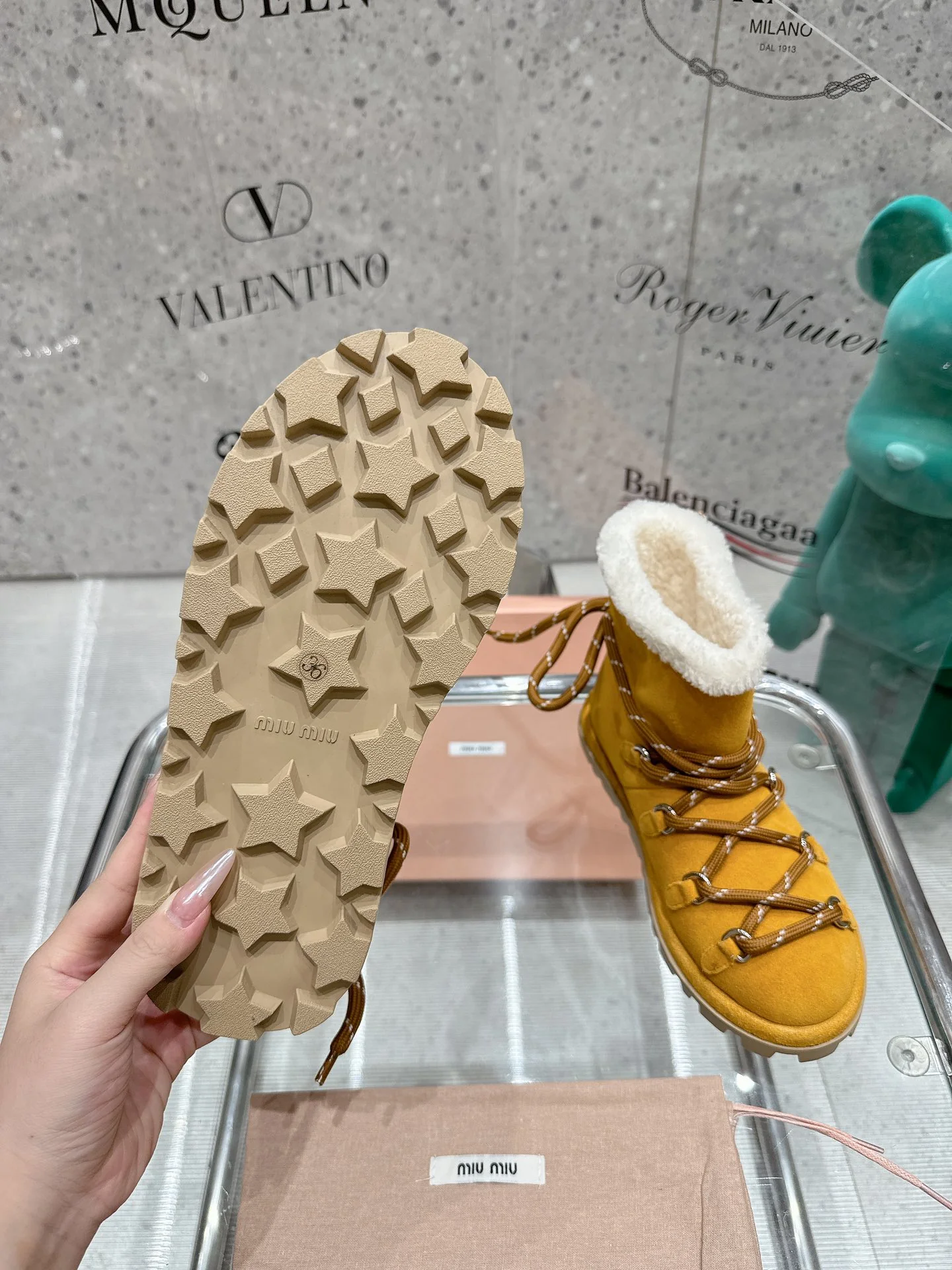 Ботинки Miu Miu 2024 с декоративной шнуровкой - желтые