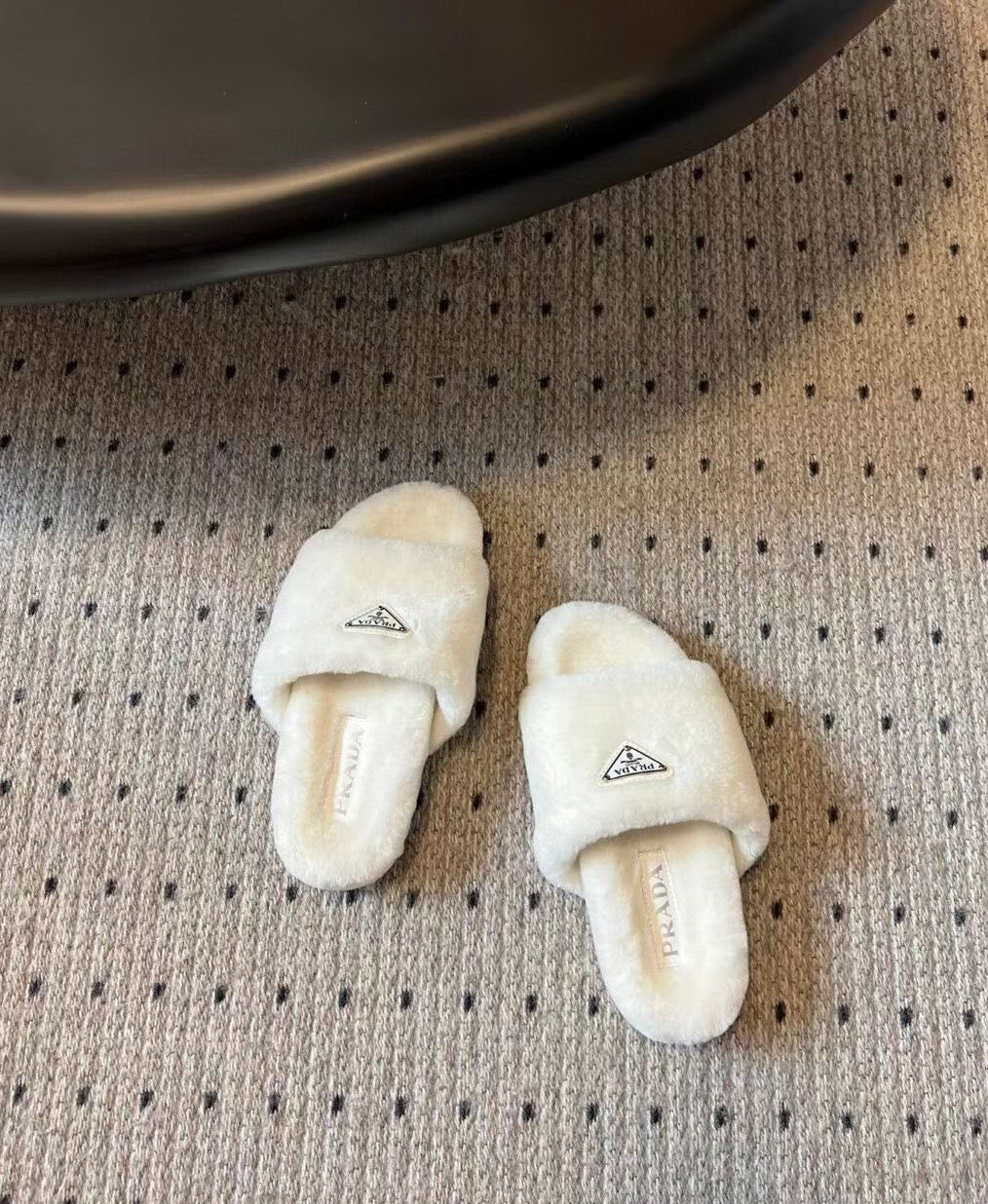 Новинка сезона осень/зима 2023 от Prada - Шерстяные тапочки - Белые