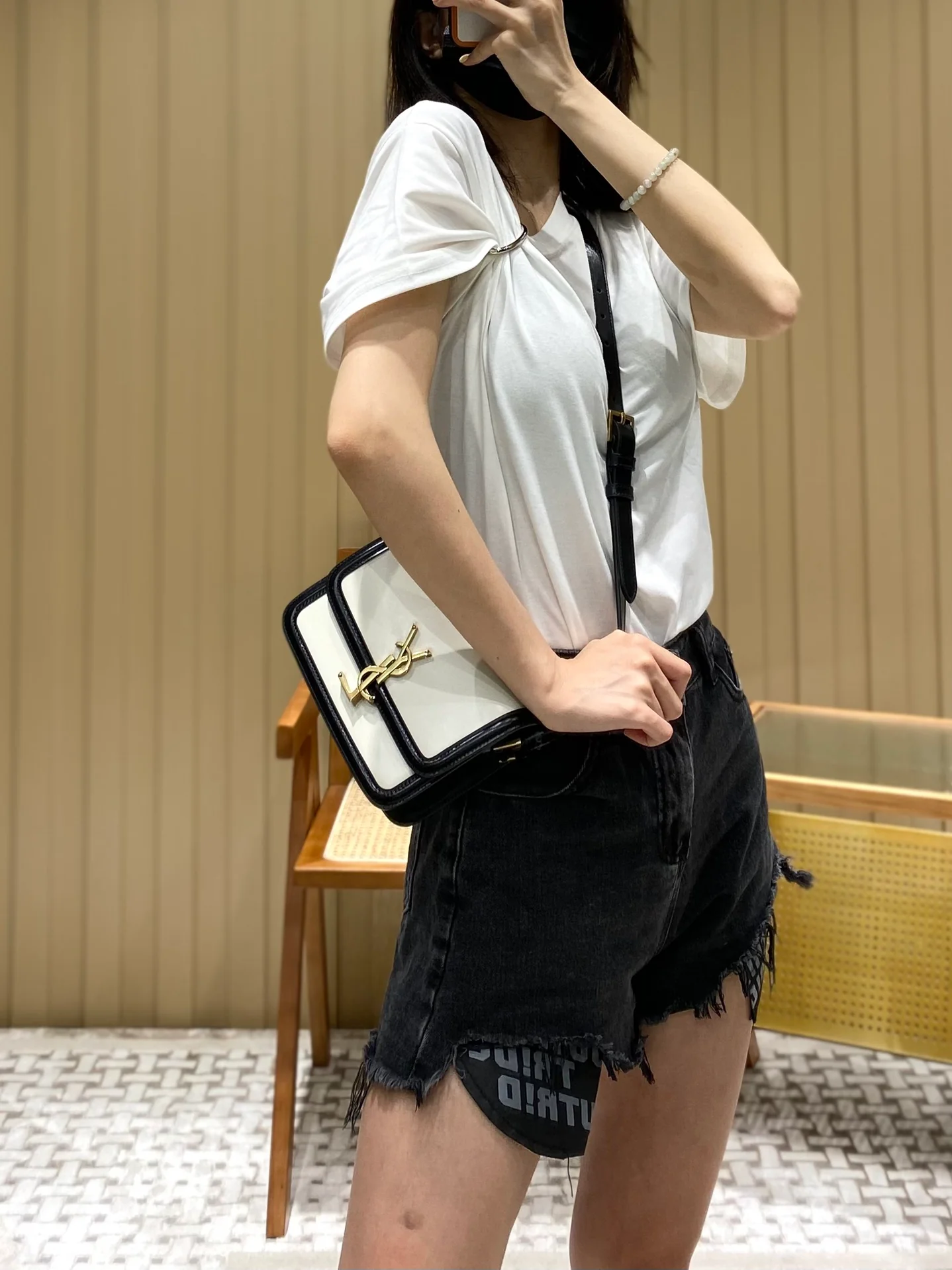 Сумка YSL Solferino Tofu Bag — бело-черная — 18 см — На фото: в ней.