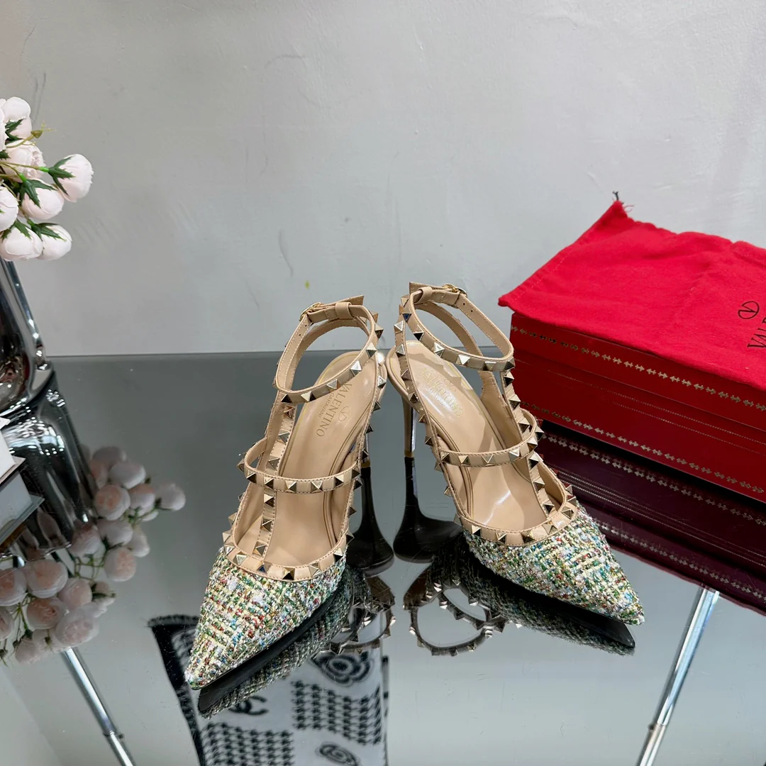 Valentino Весна/Лето 2023 - Туфли-шпильки с острым носком, украшенные стразами