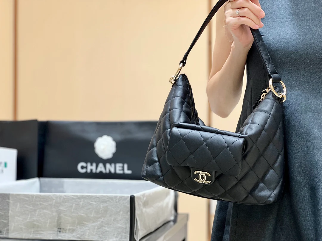 Сумка-хобо Chanel через плечо - черная