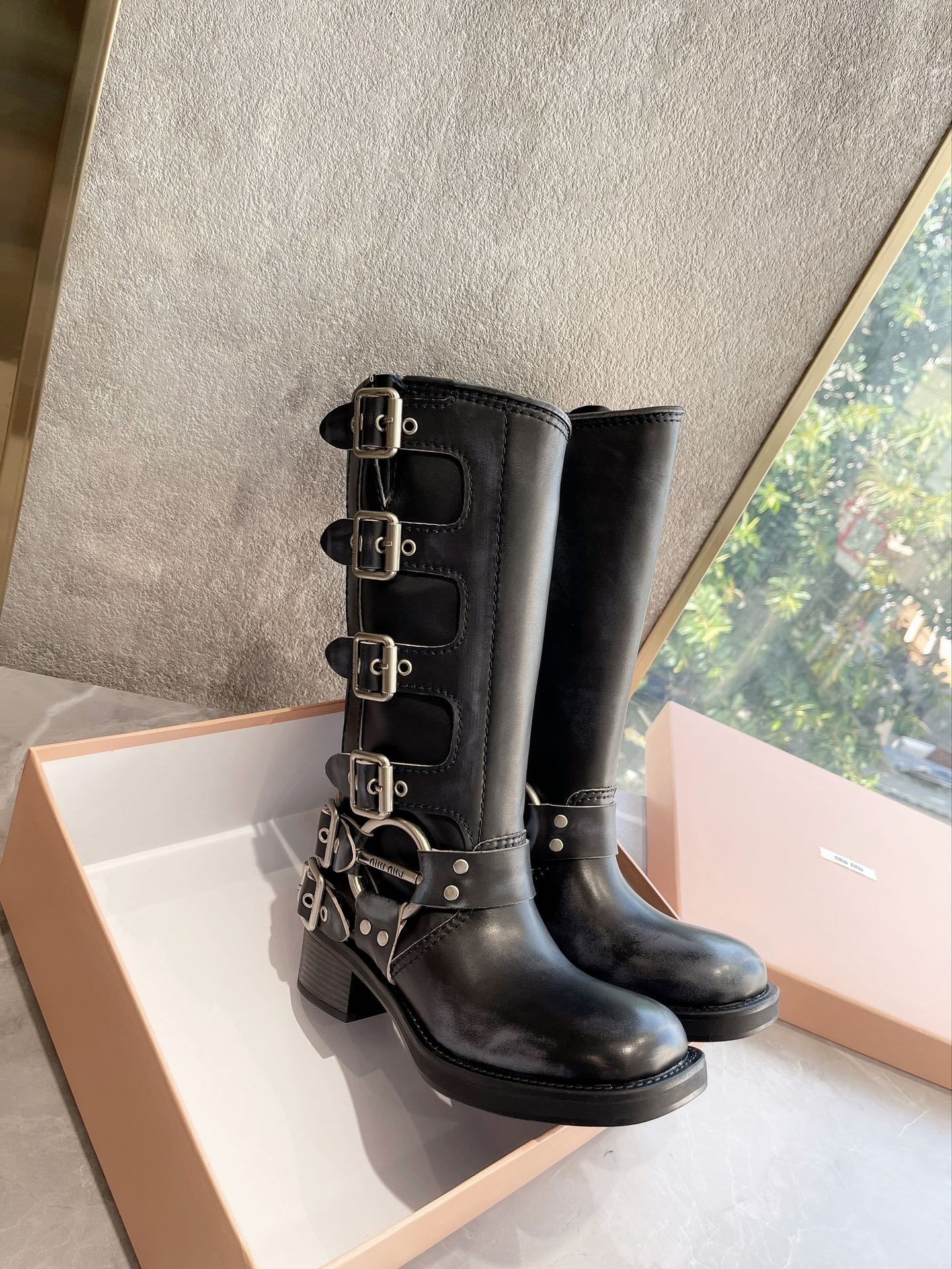 Новинка осенне-зимней коллекции Miu Miu 2022 — сапоги в стиле вестерн — черные.