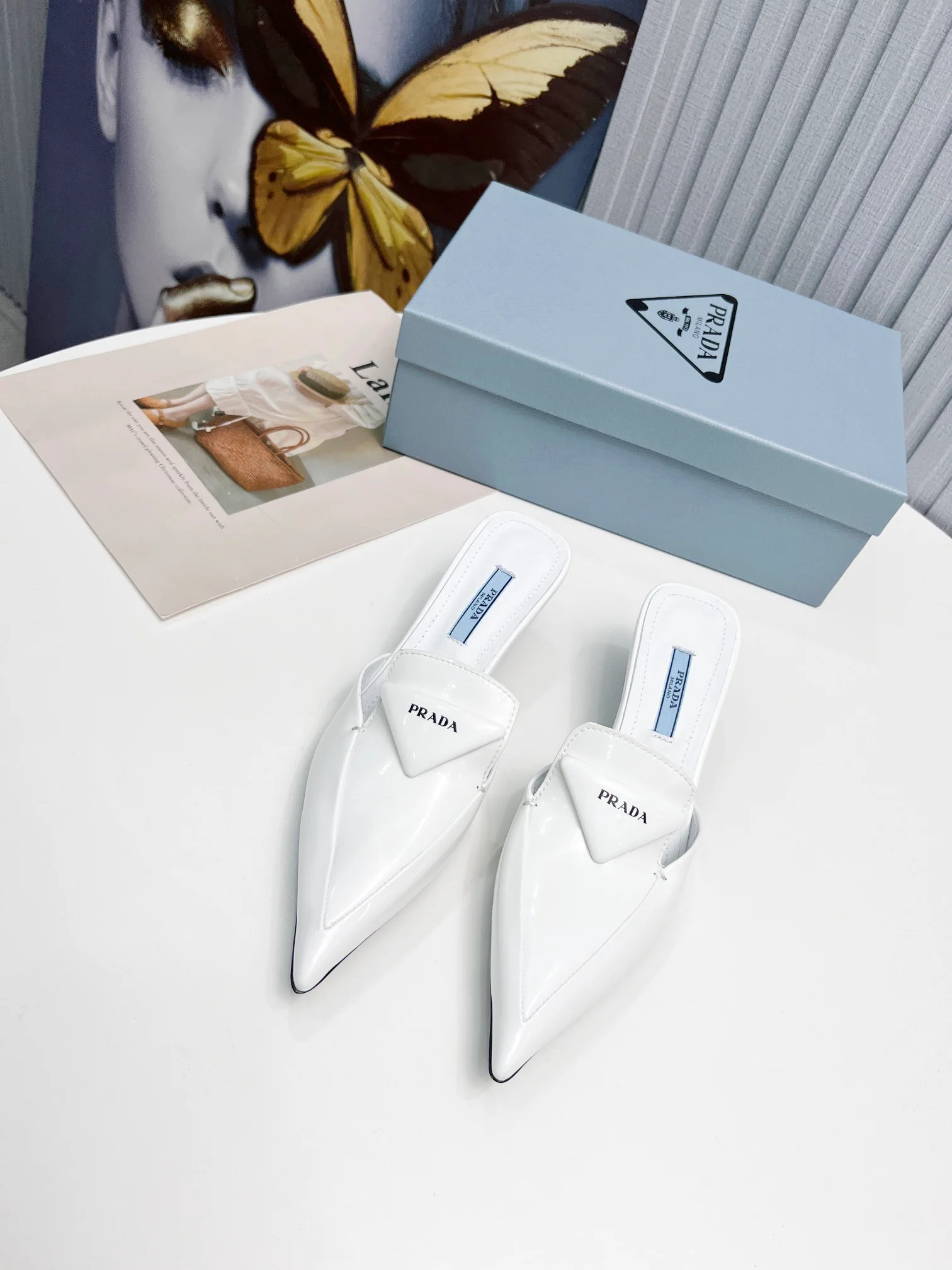 Prada - Белые туфли на каблуке с острым носком