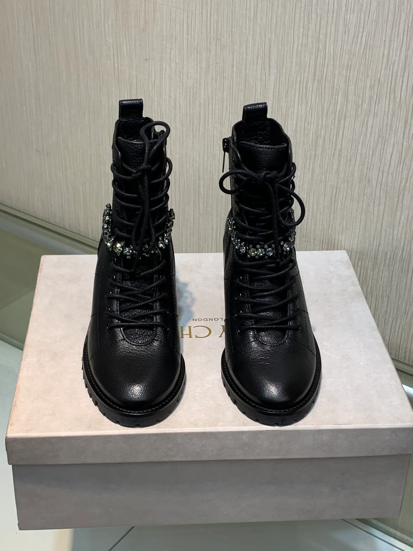 Jimmy - Новинка сезона осень/зима 2022 - Женские сапоги, украшенные стразами Swarovski - высота 6-5 см