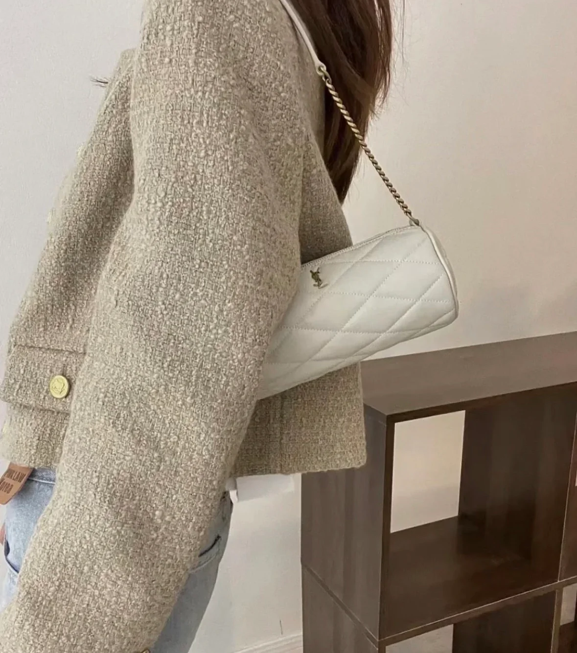 Маленькая цилиндрическая сумка YSL Sade - белая - на фото.