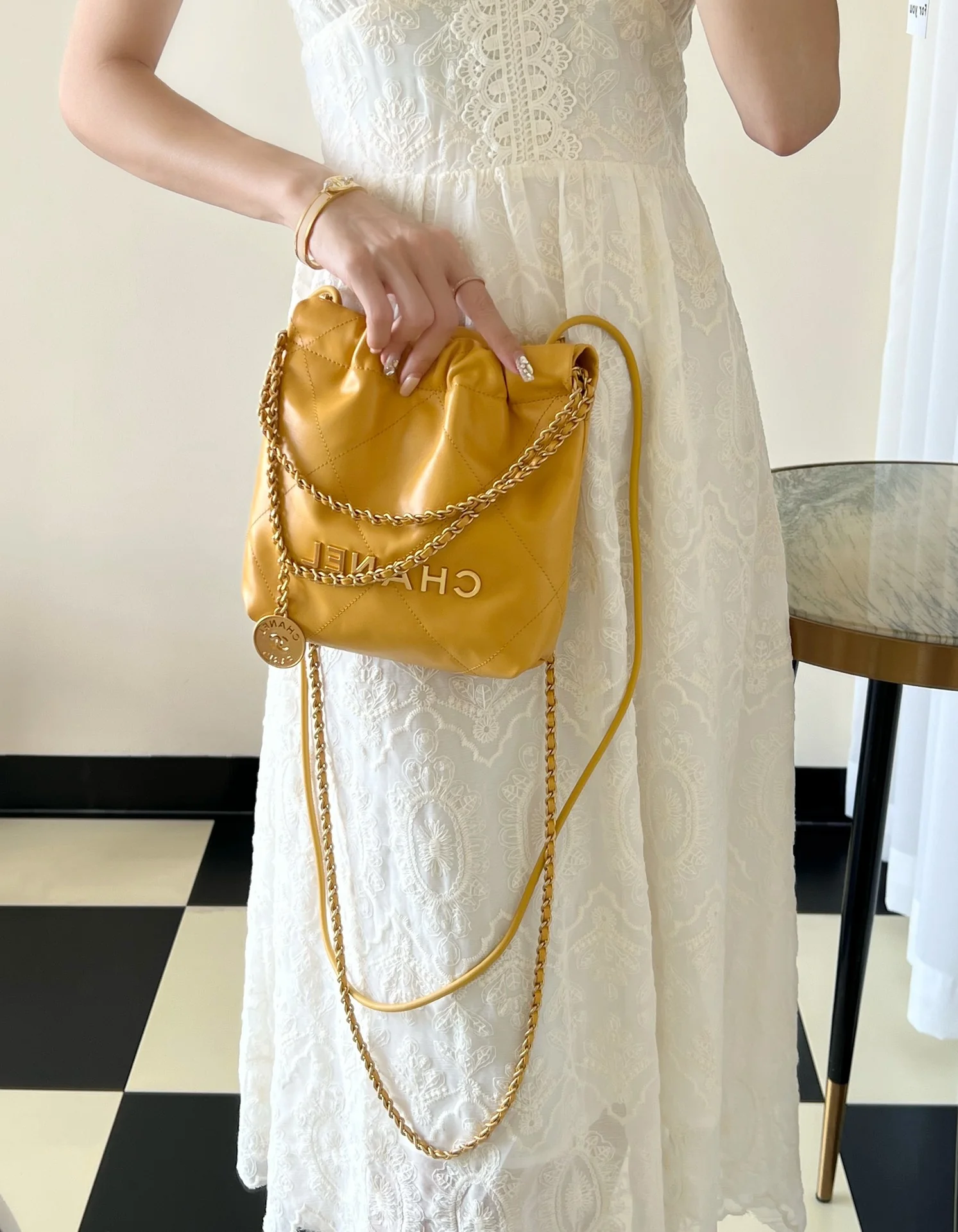 Мини-сумочка Chanel 22, кремово-желтая