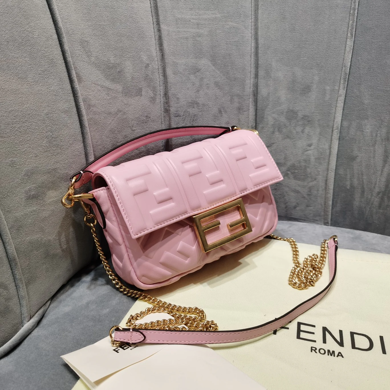 Маленькая кожаная сумка Fendi Baguette розового цвета
