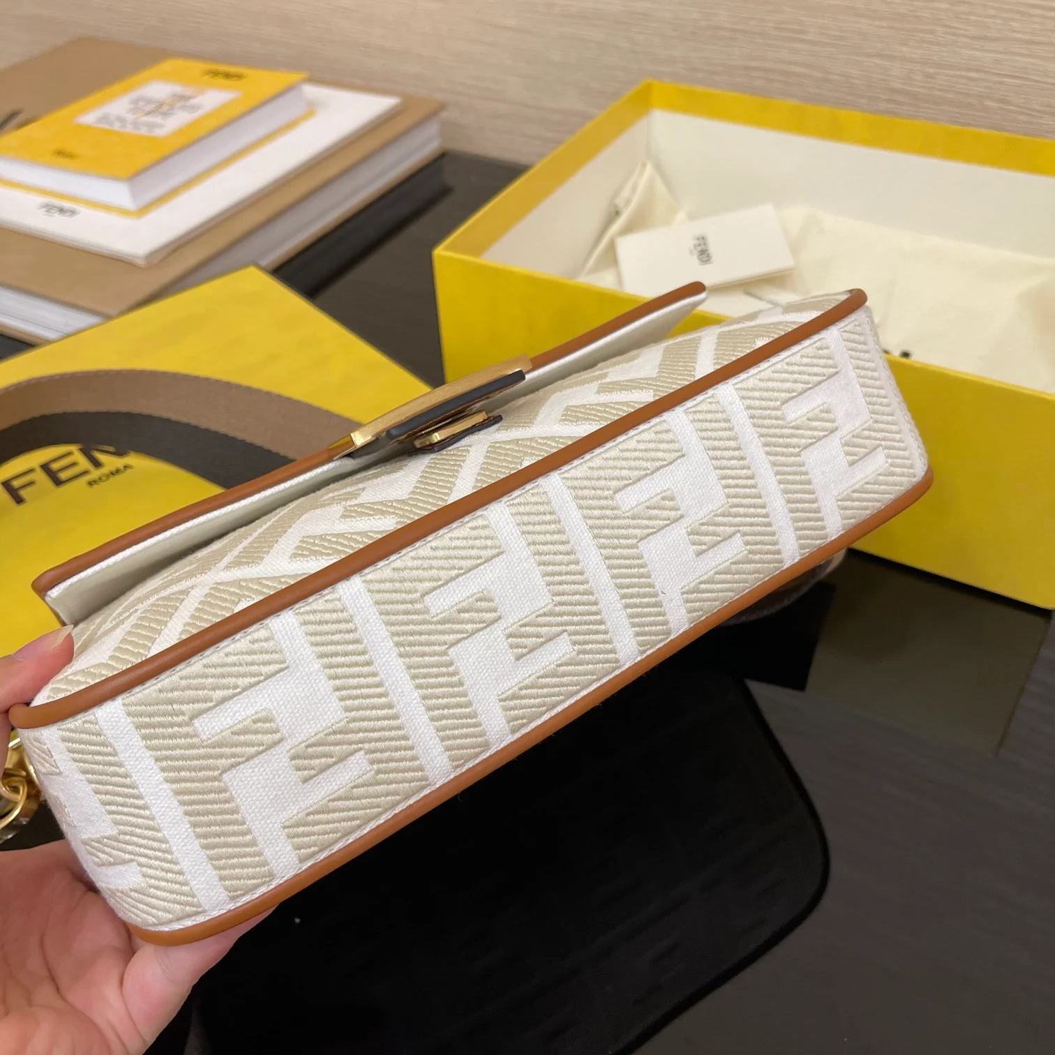 Средняя сумка-багет Fendi Baguette, розовая, с вышивкой - 2 шт.