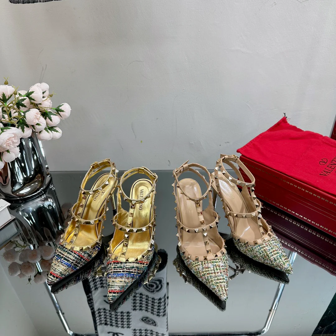 Valentino Весна/Лето 2023 - Туфли-шпильки с острым носком, украшенные стразами