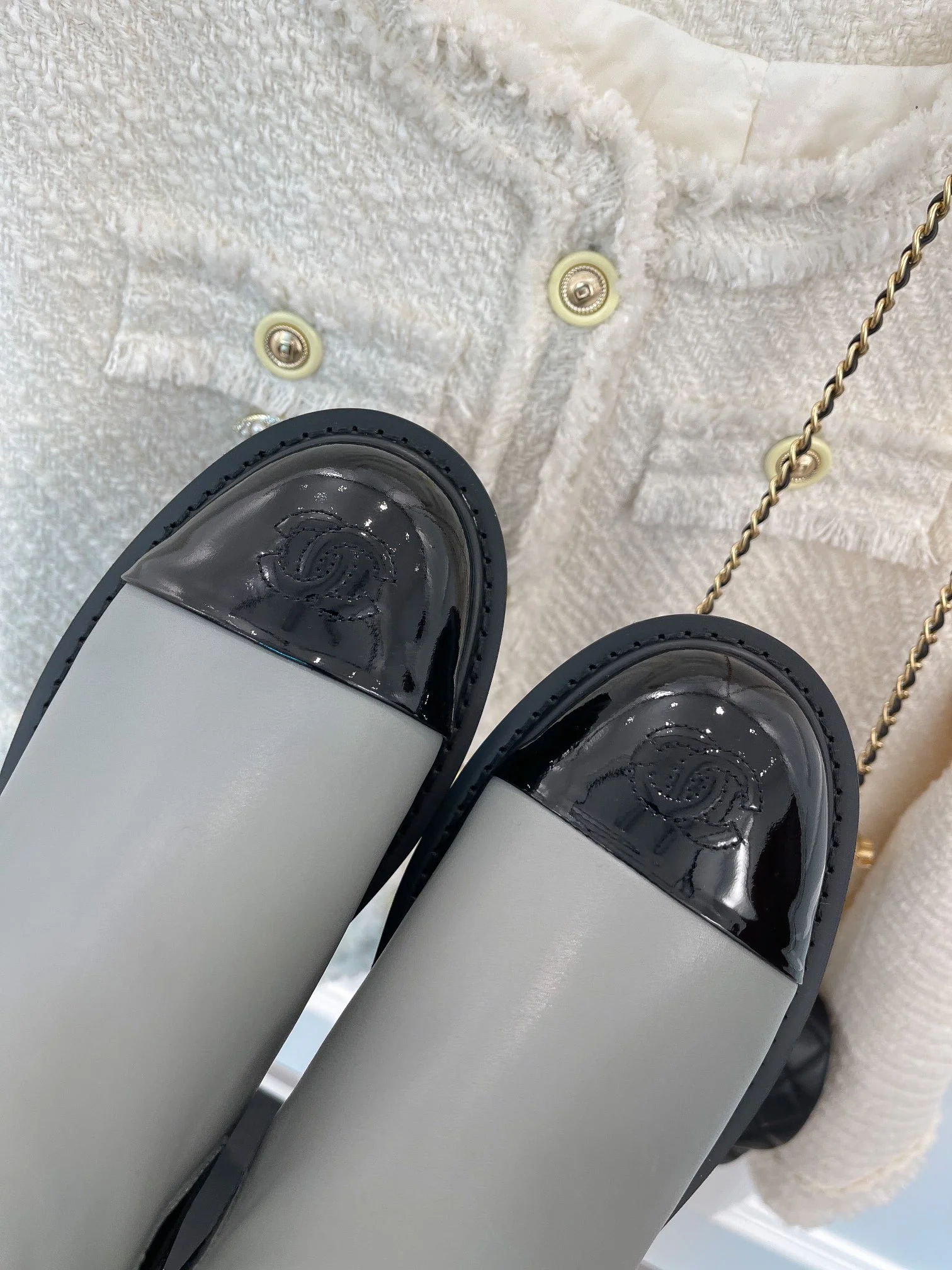 Новинка сезона осень/зима 2023 от Chanel - Ботильоны с круглым носком - Серые