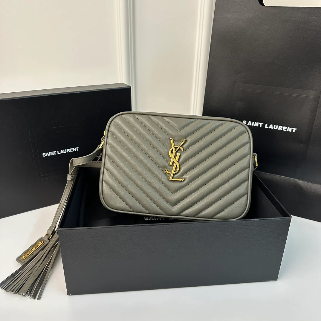 Стеганая сумка для фотоаппарата YSL — серая с золотистой фурнитурой.