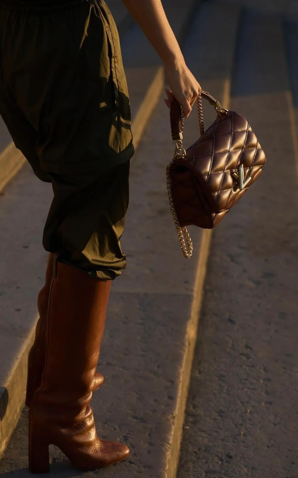 m25107-LV-Кварцевая сумка с тисненым узором и цепочкой, средне-темно-коричневая